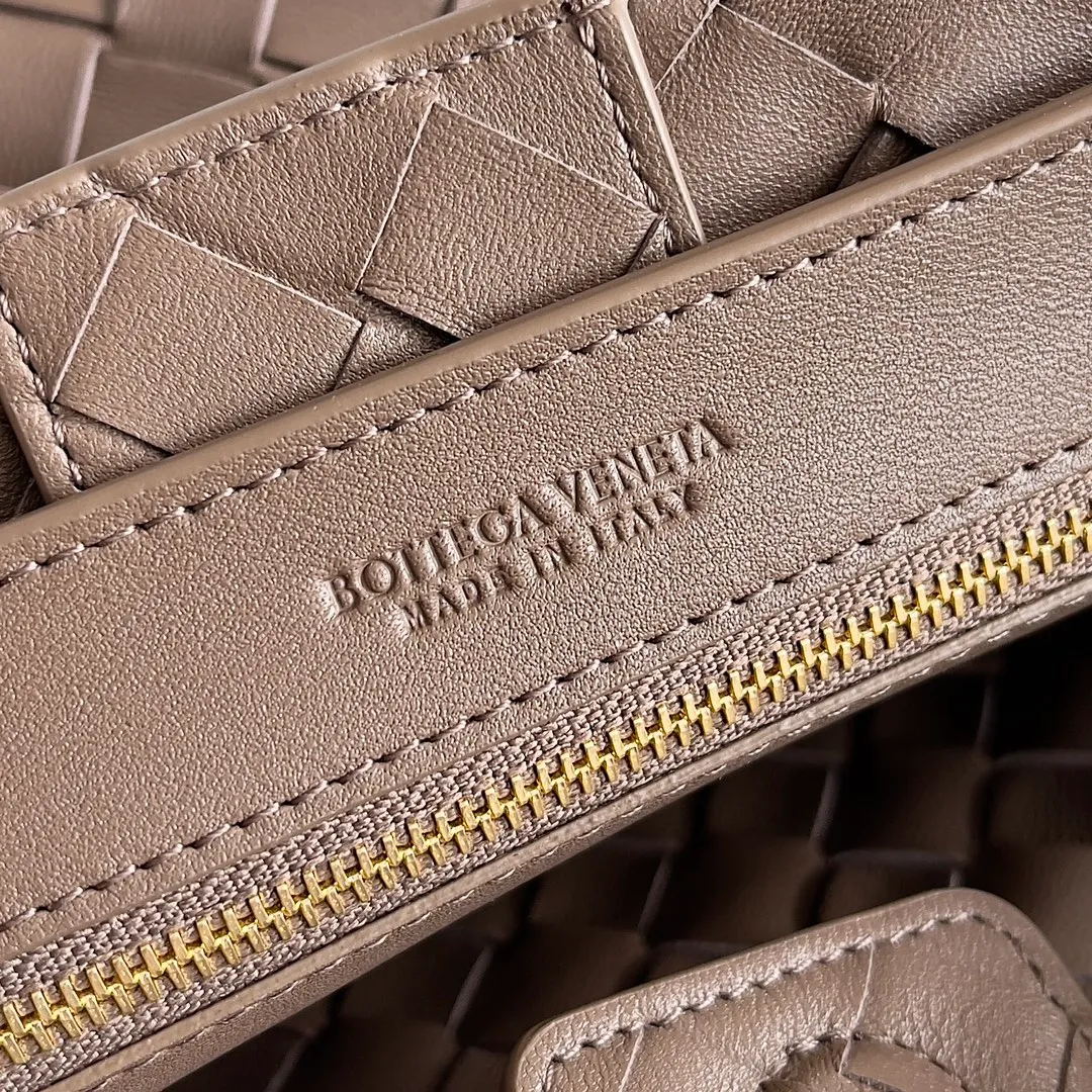 The 2023 new Andiamo batch of 1860 BV has been shipped‼ ️Really popular🔥The new Andiamo woven handbag launched by Bottega Veneta this season is really popular all over the world! ! Celebrities at home and abroad have worn it, and Oscar-winning actress Michelle Yeoh has taken it out on the street. Song Jia, Trai Yara, Yu Feihong, Sanji Ayaka, Rosie Hunting-Whiteley, Yoshioka Riho, etc. have all picked up this bag. It is classic and versatile, showing off its temperament, and the bag capacity is also large, which is very convenient for daily commuting! ! A variety of carrying methods, the shoulder straps can be adjusted by yourself, the original lambskin feels soft and delicate, and the neutral style is made to break gender boundaries and bring a more practical and longer-lasting use experience. Andiamo, which has both elegant and casual styles, perfectly interprets the true appearance of "fashionable old money style". Style number: 743568 Size: 25*22*10.5cm